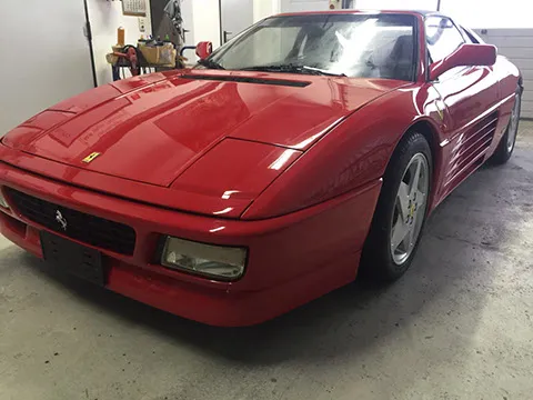 Roter Ferrari 348 nach der Lackierung in der Werkstatt
